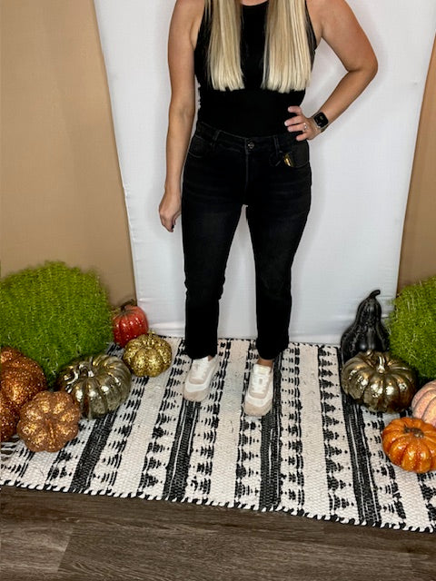 Risen Mid Rise Black Straight